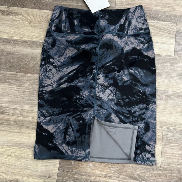 Women with Control reversible pencil skirt - Picture 3 of 11